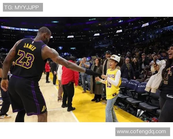 回馈球迷!詹姆斯昨日赛后在球馆停车场与多位球迷合影